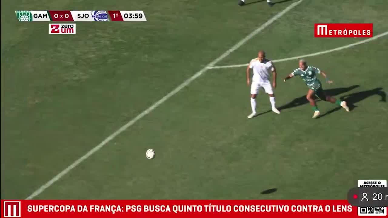 A São José defender in Brazil’s 4th division of football kicked a ball out of bounds and hit a photographer’s head She was knocked unconscious