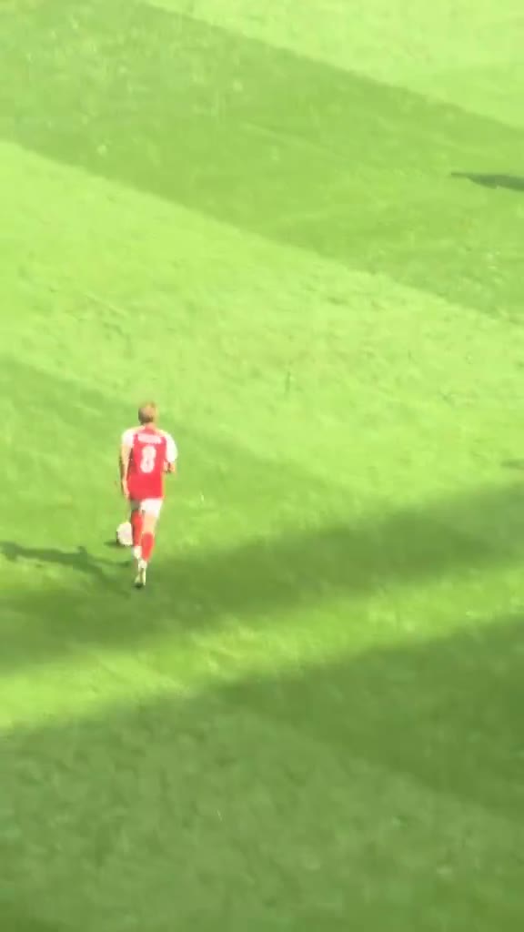 Martin Odegaard nutmegging Elliot Anderson