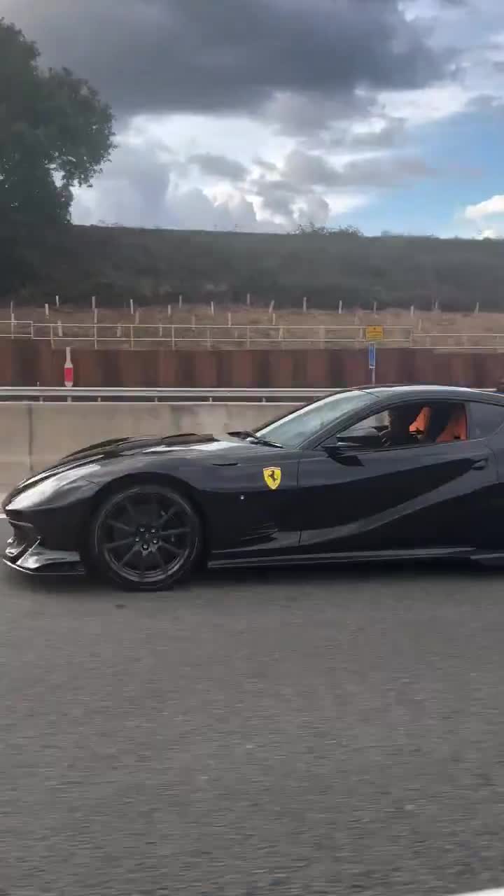 A fan spots Lando Norris on the highway as Lando waves back