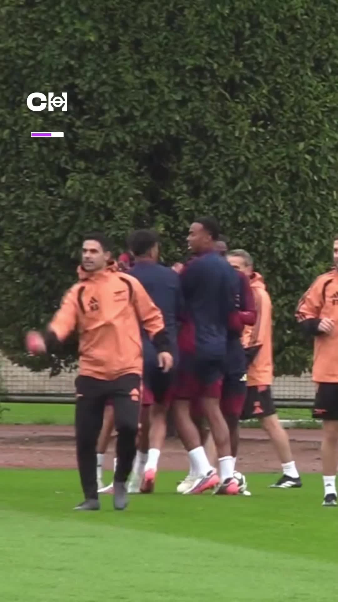 Everyone wants to pair up with Martin Zubimendi in training. (2)