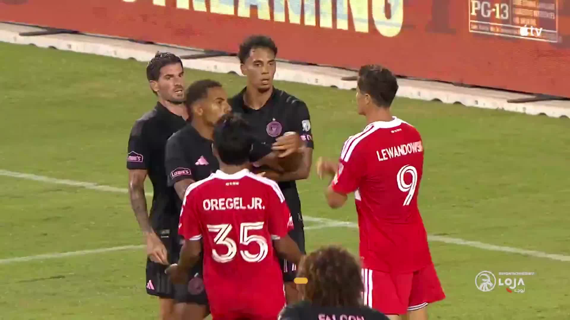 Lewandowski exchanged words with De Paul