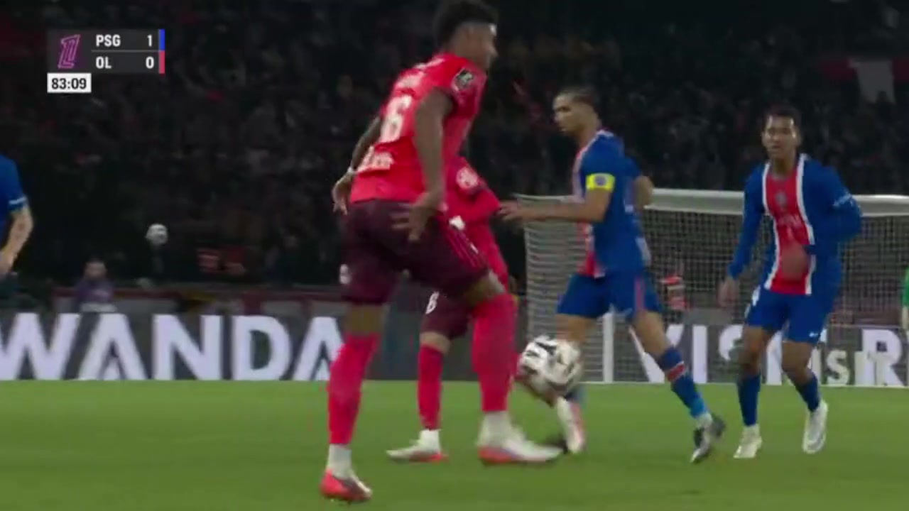 Paris Saint-Germain 2-0 Lyon — Mika Godts 84'