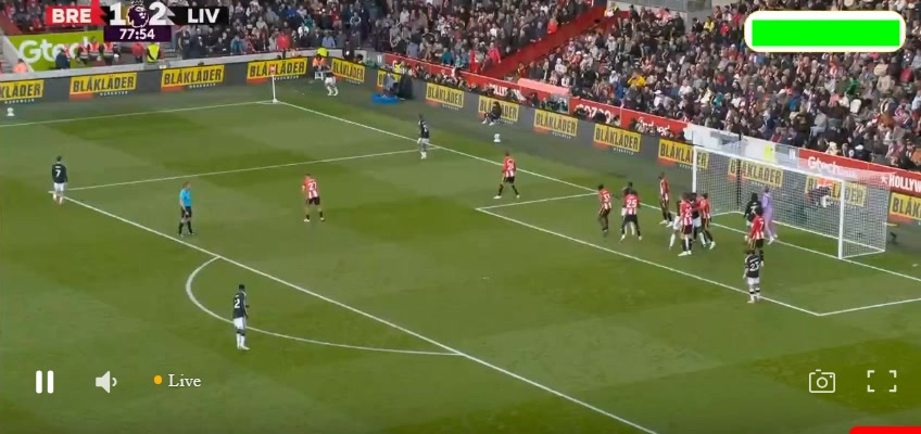 Barcola hits the crossbar against Brentford 79'