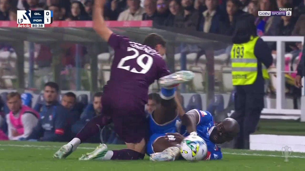 Marvin Elimbi (Gil Vicente) straight red card against FC Porto 84'