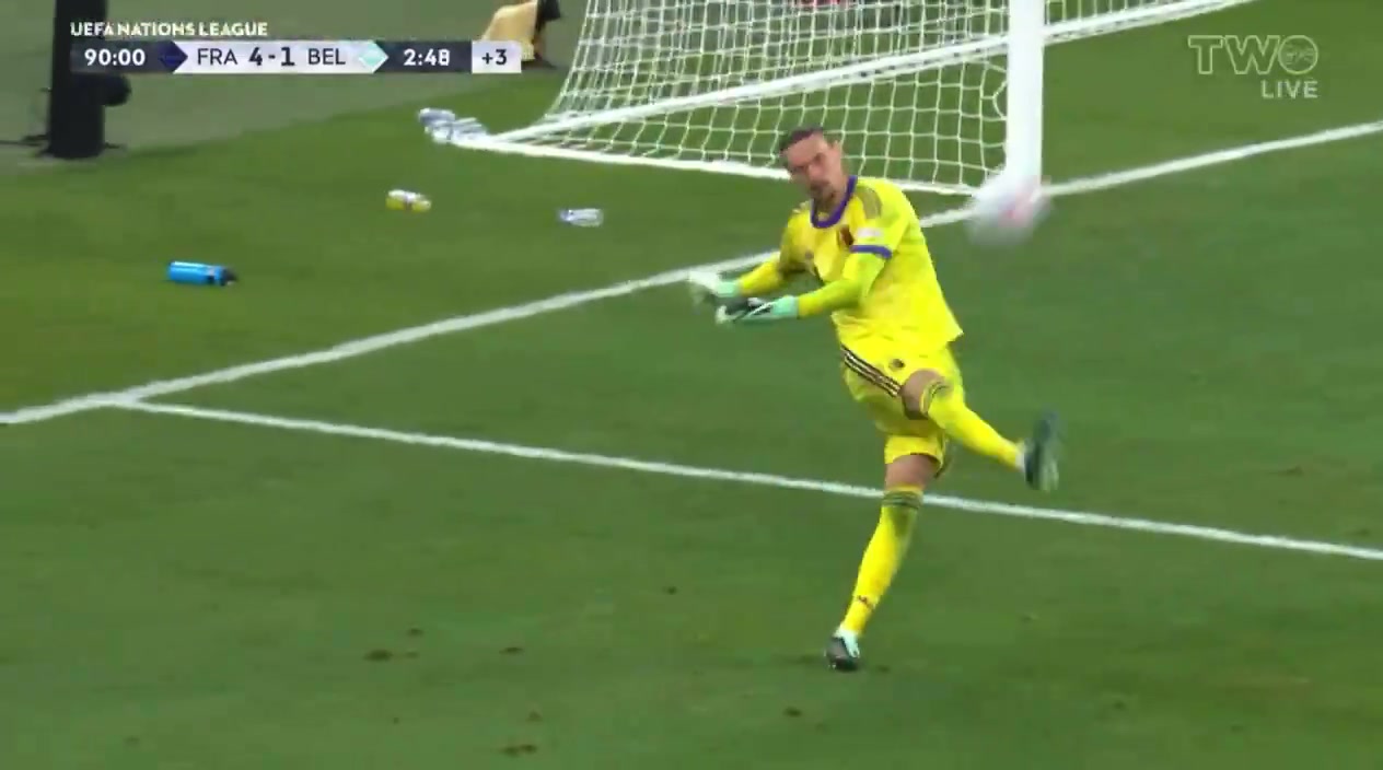 Zidane controls the ball on the touchline