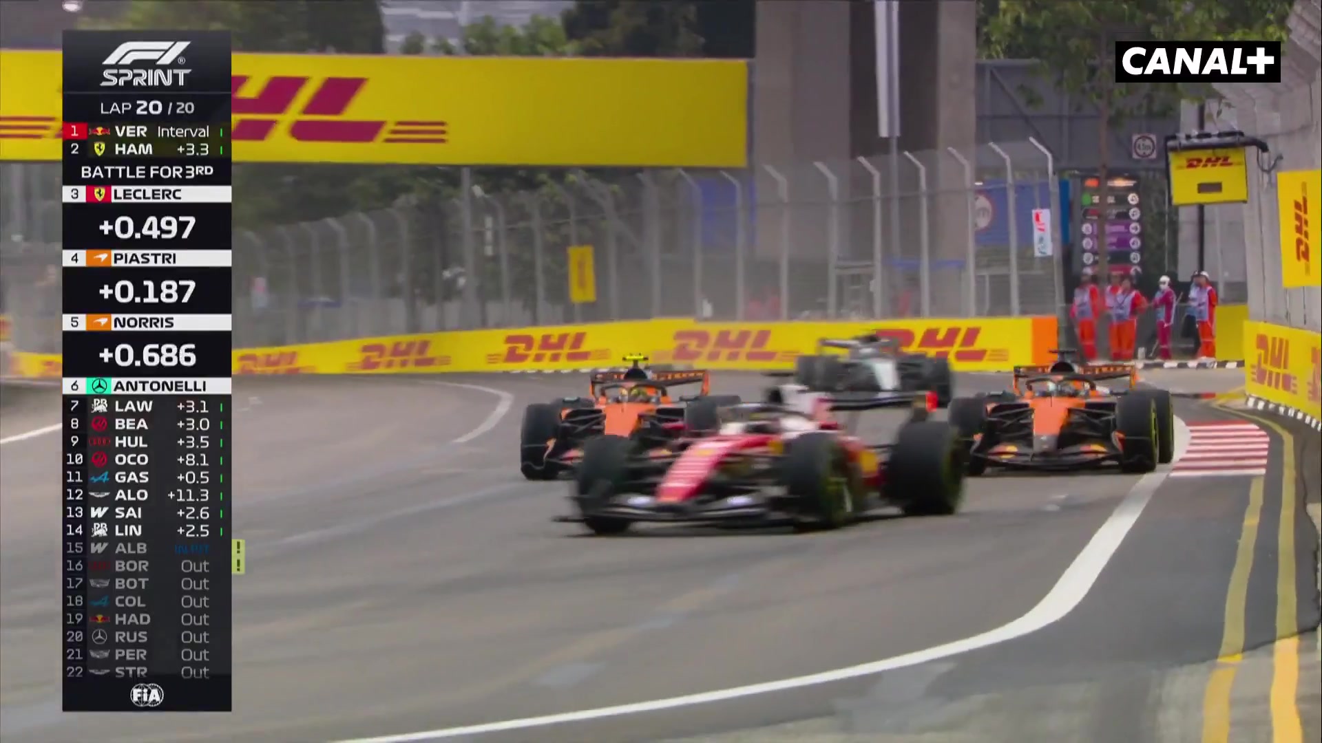 Oscar Piastri crashes on the final lap