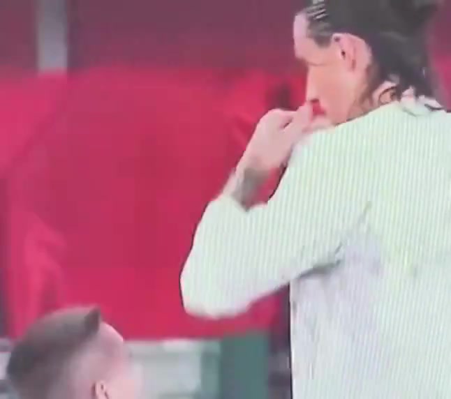 Riccardo Calafiori gave his shirt to a young Turkish fan after the final whistle.