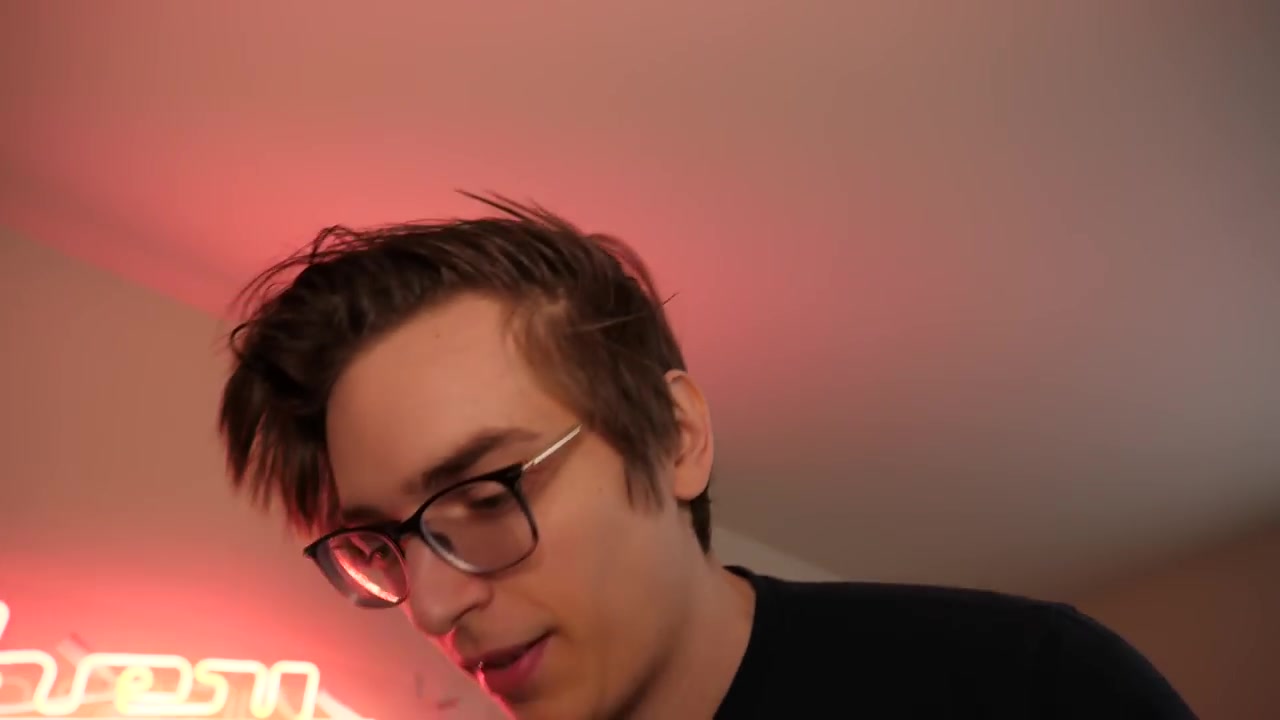 vhuSnVFMDHk