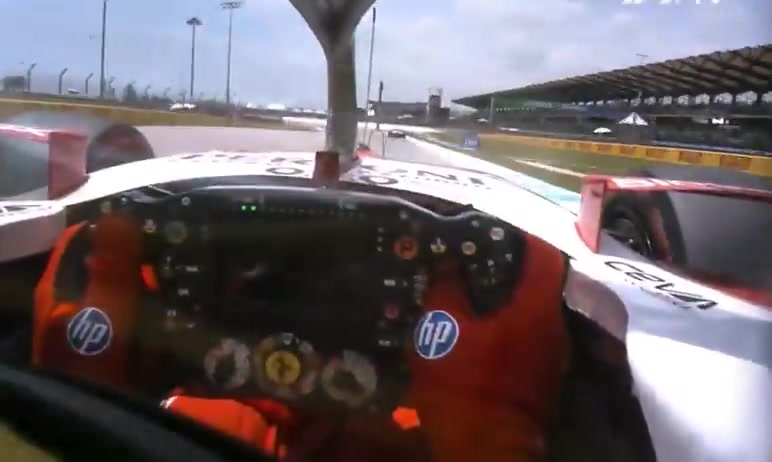 Arvid Lindblad impedes Lewis Hamilton,